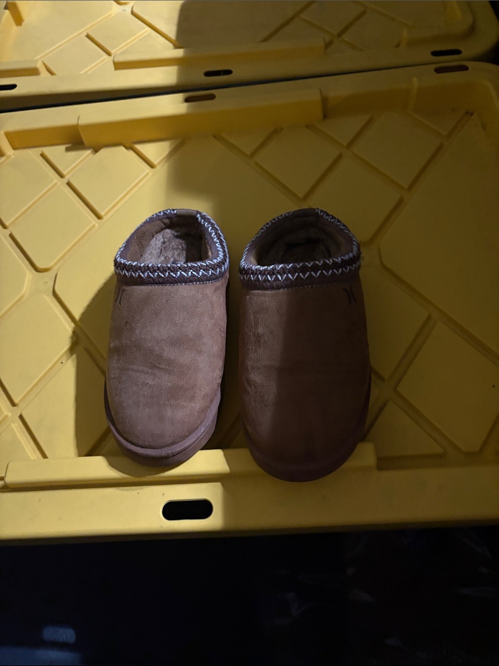 Hurley Kids Brown Cozy Slip-On Slippers with Faux-Fur Trim